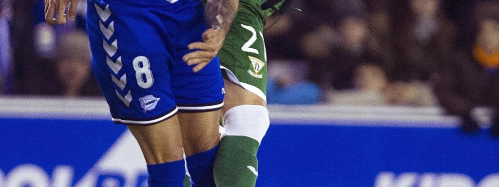 El jugador del Leganés cabecea.