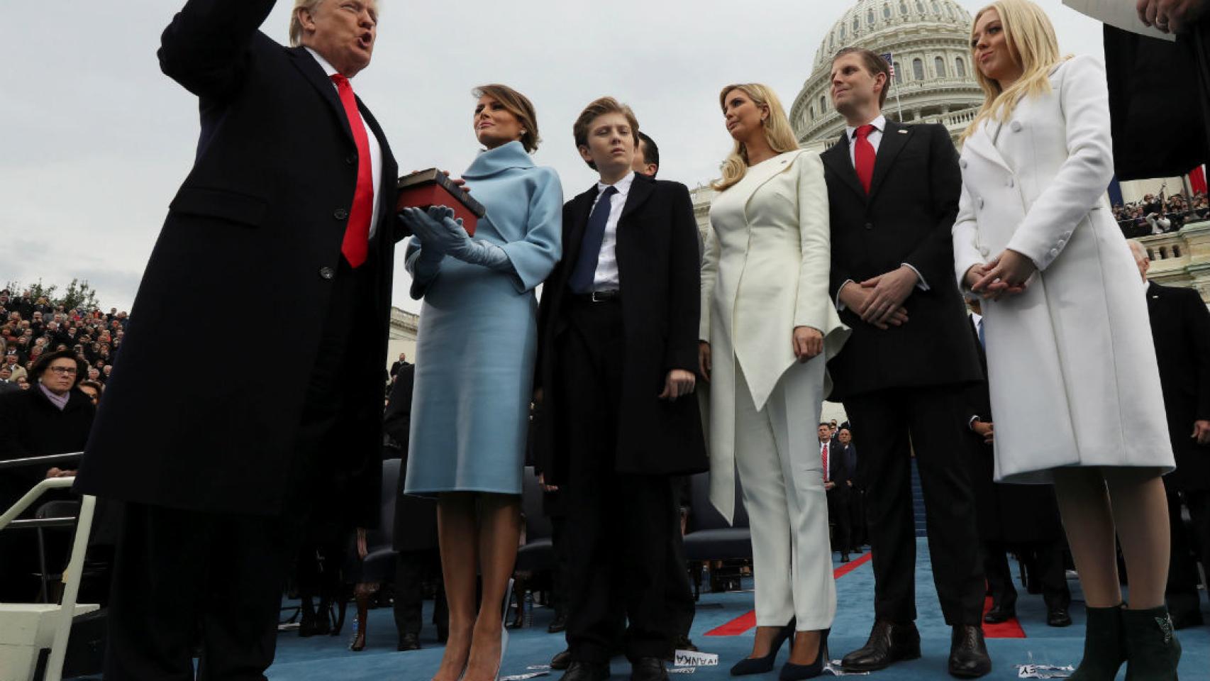 Donald Trump jurando como 45 presidente de Estados Unidos.