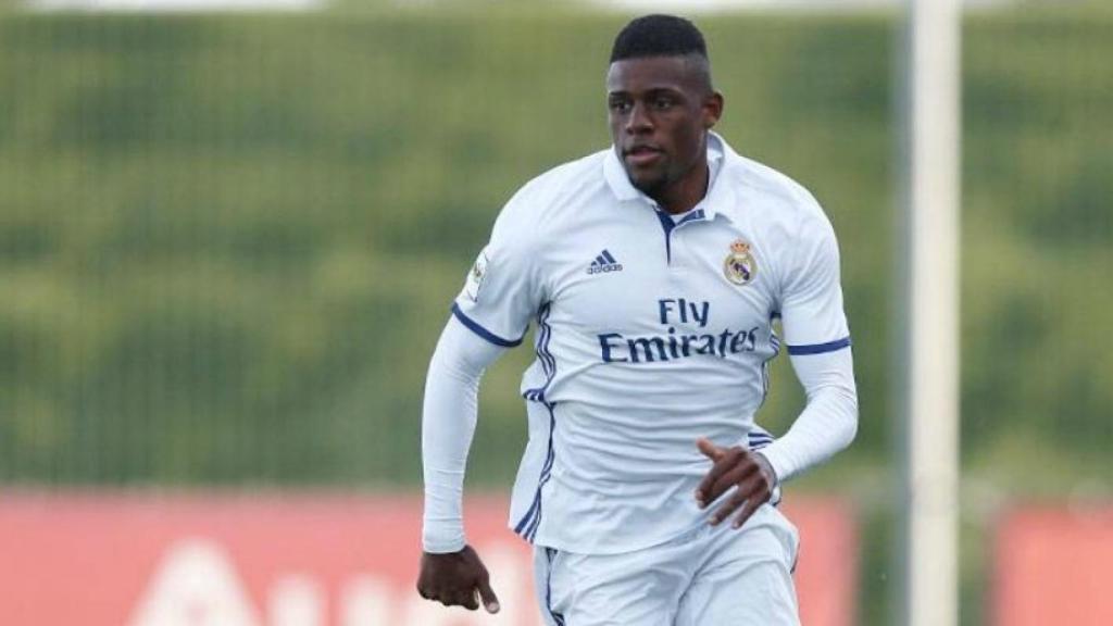 Abner disputa un balón con el Real Madrid Castilla