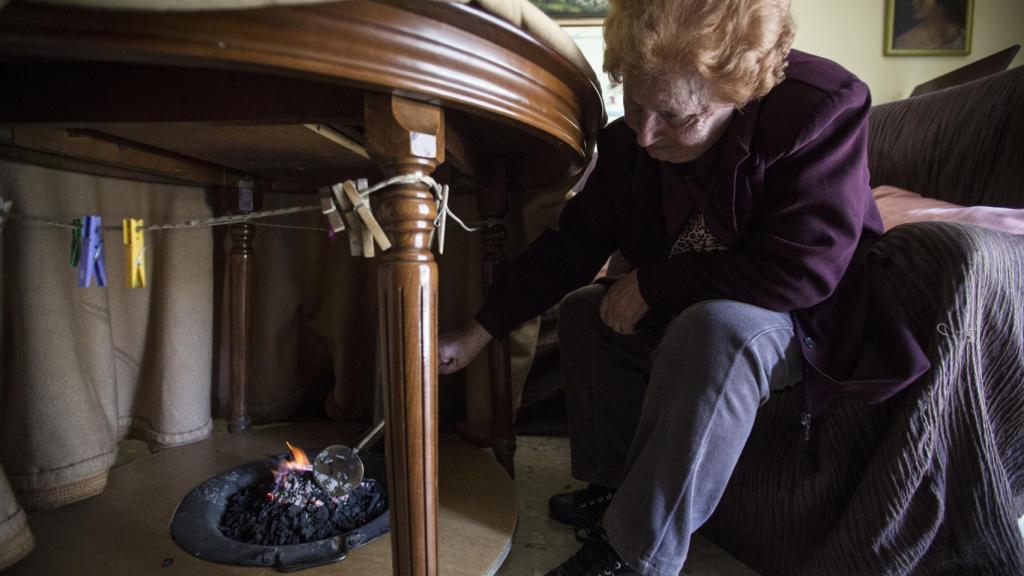 A las brasas se le echa alhucema, romero o sándalo, para dar aroma a la casa.