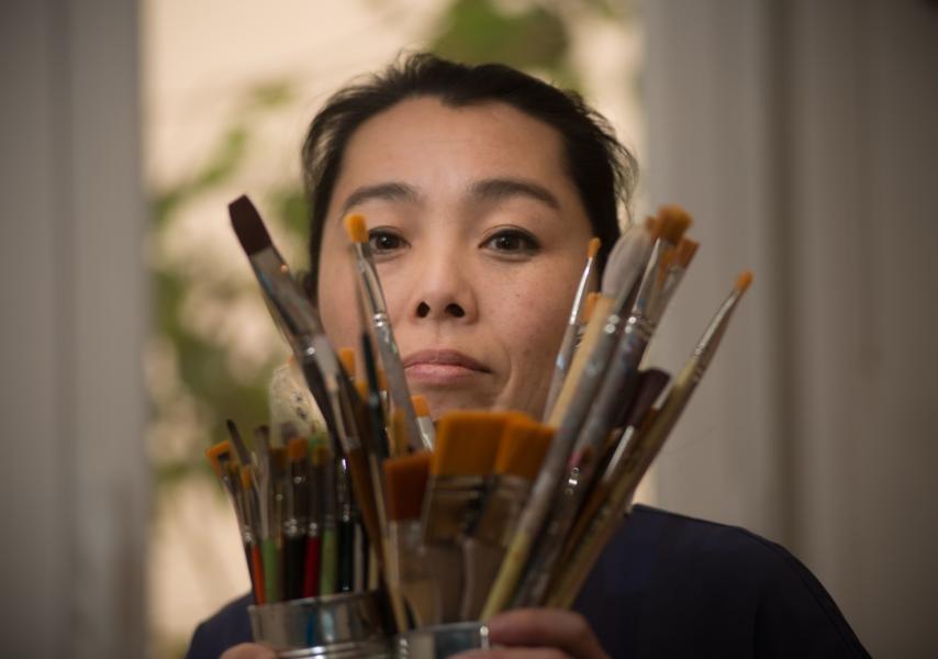 Fumiko Negishi en su estudio, antes de partir para Valencia con su obra.