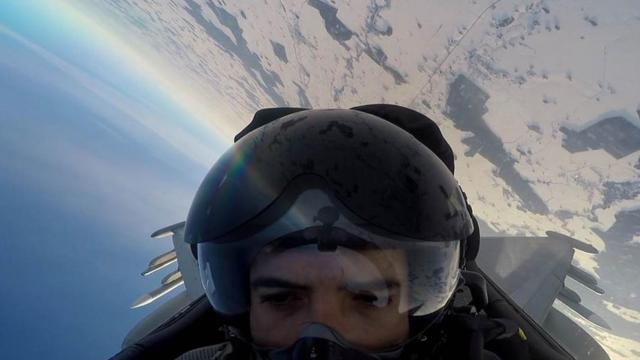 Piloto en la cabina de un Eurofighter integrado en la Policía Aérea del Báltico.