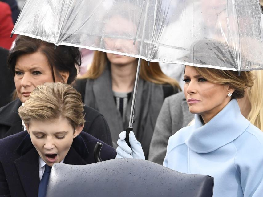 El hijo pequeño de los Trump bostezando durante la toma posesión de su padre.