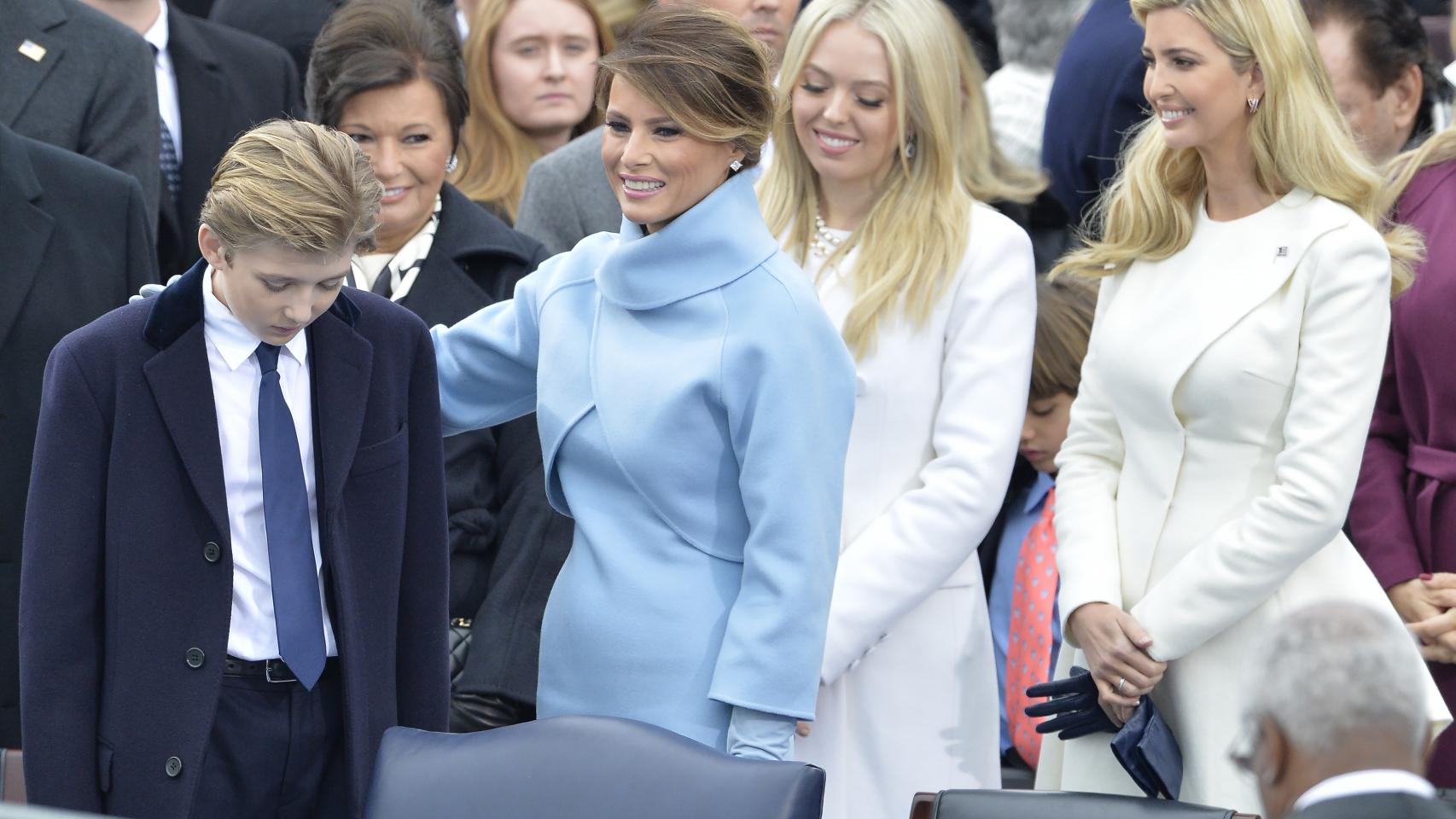 Barron, el hijo de Donald Trump y Melania, durante la toma de posesión de su padre.