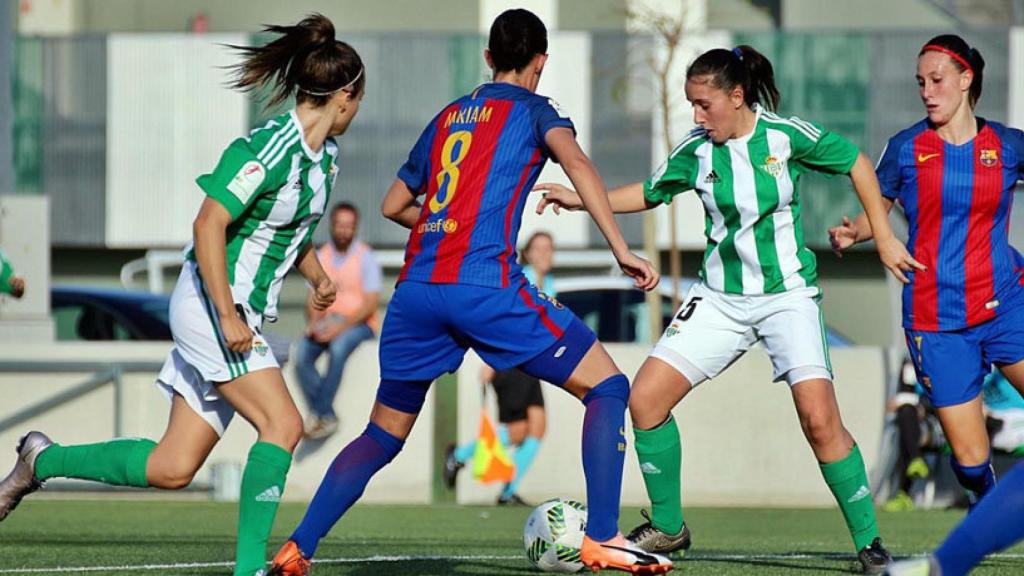 Betis Féminas y FB Barcelona disputan un balón. Foto: realbetisbalompie.es