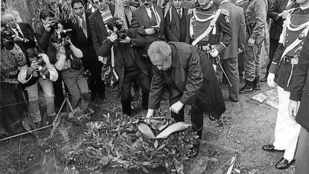 Mario Soares, presidente de Portugal y abogado de la víctima, depositando flores en su tumba.
