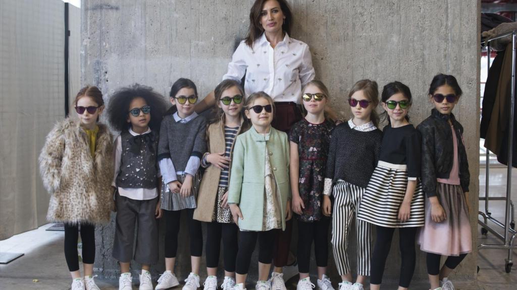 Nieves Álvarez posa con las niñas que lucieron la colección de N+V para el próximo Otoño/Invierno