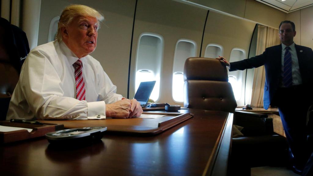 Trump habla con los periodistas en el Air Force One.