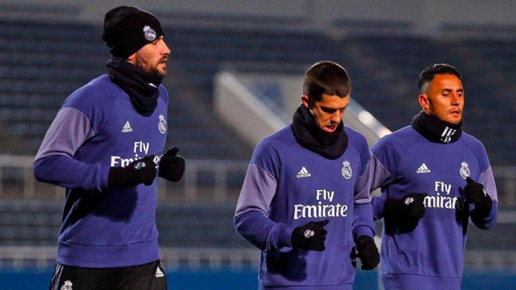 Casilla, Yáñez y Keylor calientan en un entrenamiento. Foto: Twitter (@KikoCasilla13)