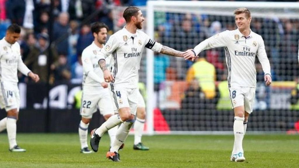 Ramos y Kroos celebrando un gol, con Isco y Casemiro de fondo