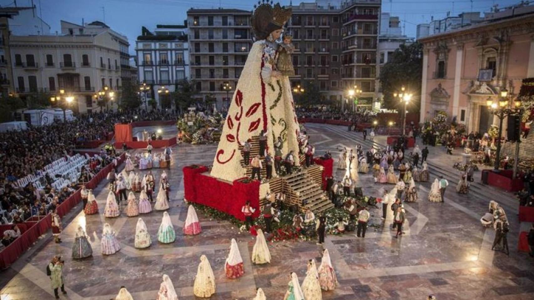 La plaza de la Virgen en Valencia, en la fiesta de las Fallas.