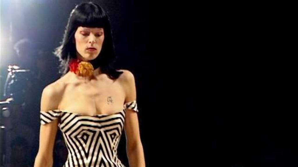 Bimba Bosé, en su primer desfile, en la Pasarela Gaudí para Lydia Delgado