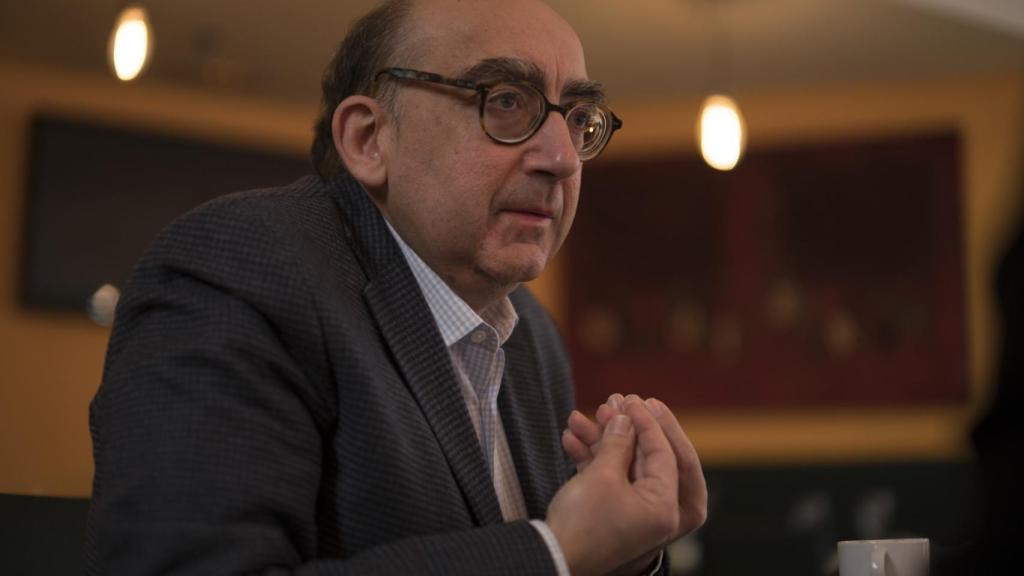 Magalhaes cree que el problema catalán se soluciona con un cambio de actitud ante las lenguas oficiales.