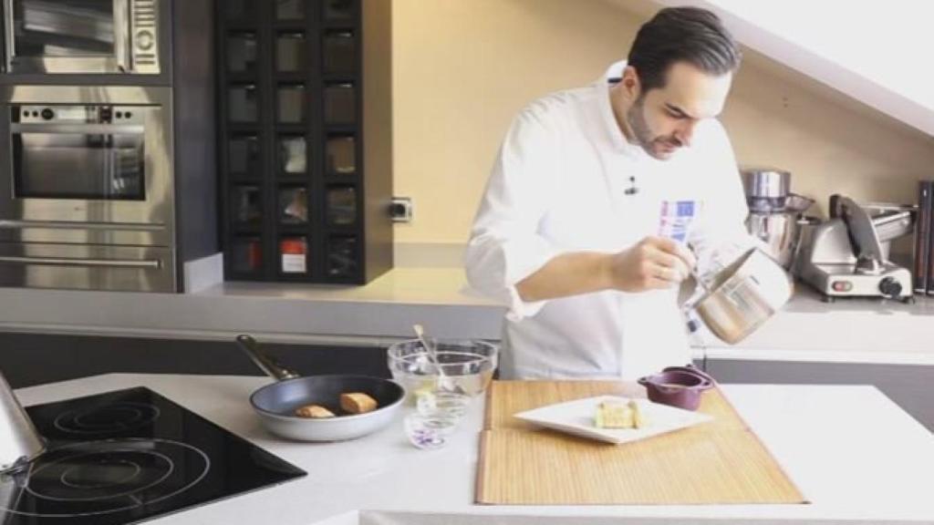 El cocinero elaborando uno de sus platos