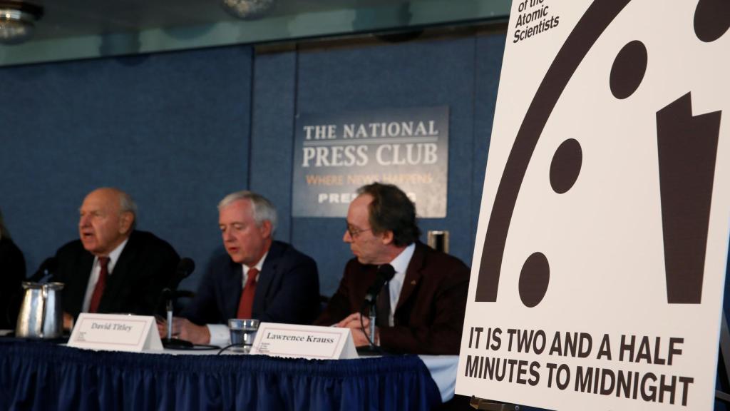 Krauss (derecha) y sus compañeros durante la conferencia de prensa.