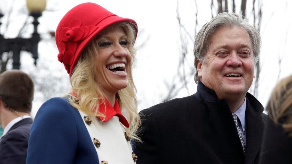 Kellyane Conway, junto al también asesor de Trump, Steve Bannon, el día de la investidura.