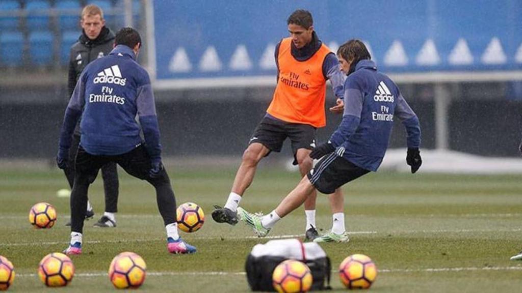 Varane entrenando con el grupo