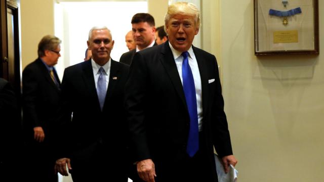 Donald Trump llegando a la reunión con los gigantes automovilísticos esta semana.