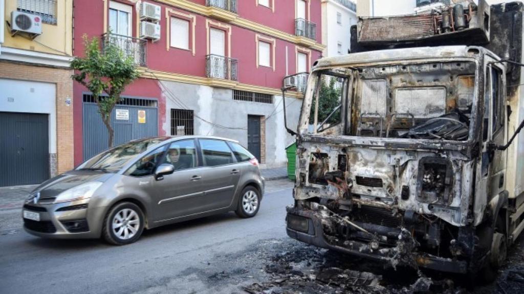 Uno de los vehículos calcinados por Juan M.C.