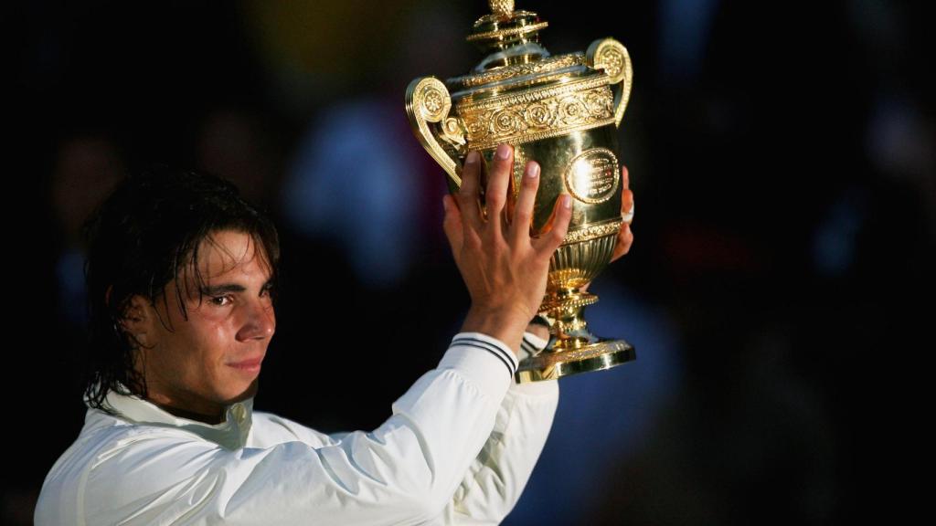 Nadal con la copa de campeón de Wimbledon 2008