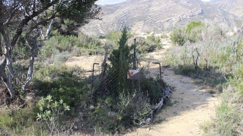 La fosa donde enterraron a las tres chicas ha sido vallada por los agentes rurales, a modo de recuerdo.