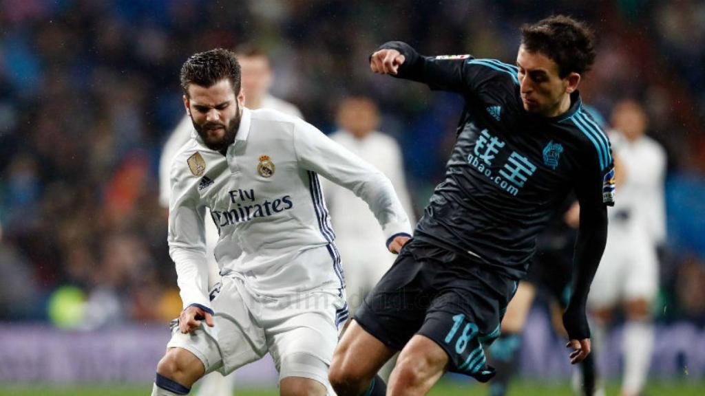 Nacho disputa un balón con Oyarzabal