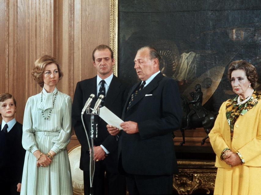 María de las Mercedes lució un traje amarillo diseñado por Rappel.