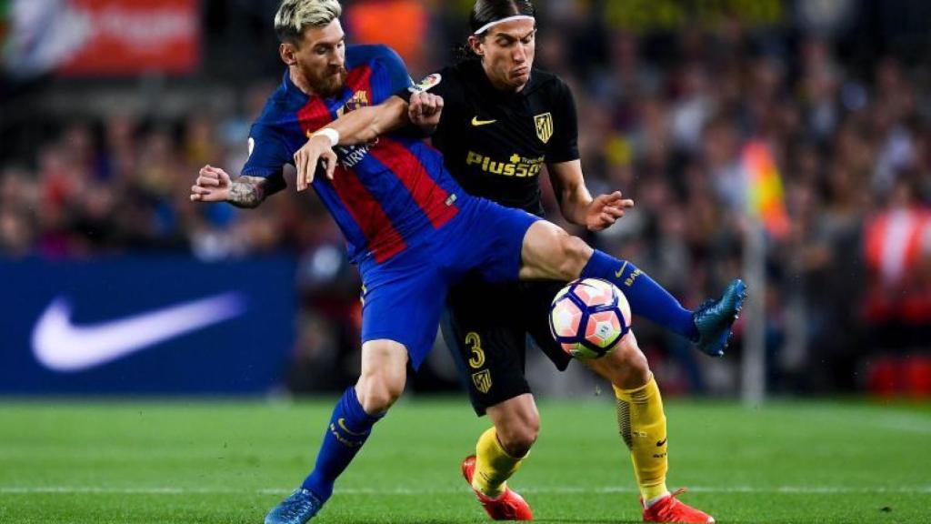 Messi pelea con Filipe Luis por un balón.
