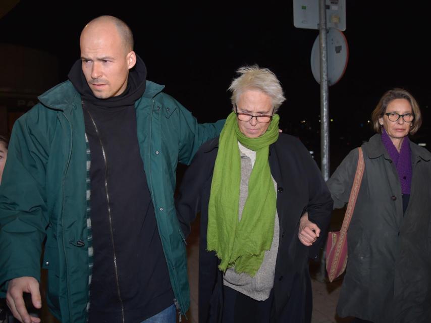 Olfo Bosé, su madre Lucía y su tía Paola Dominguín en el tanatorio de La Paz.