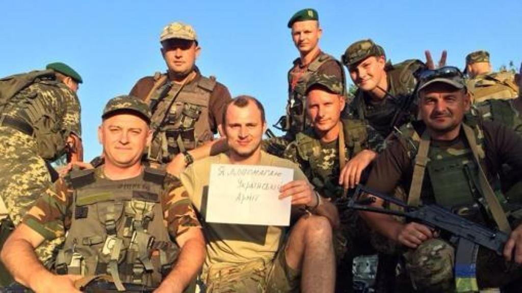 Zozulya, en el centro, junto a varios militares