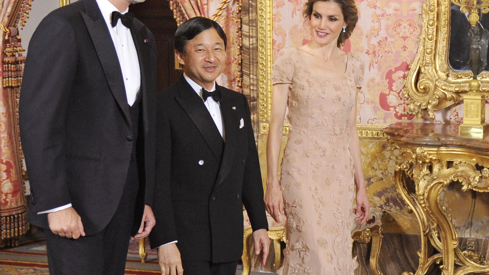 Los reyes actuales con el príncipe Naruhito en 2013.