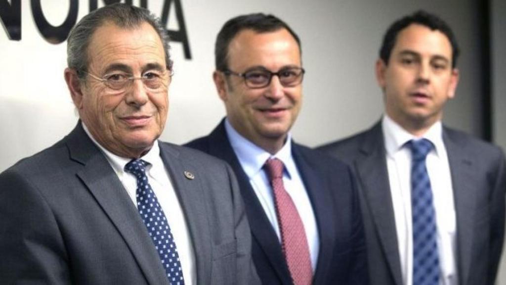 De i. a d.: Víctor Grifols Roura, su hijo Victor Grifols Deu y su hermano Raimon Grifols Roura.