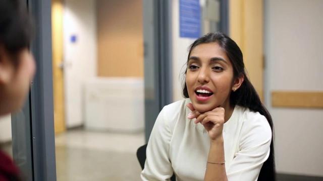 La poeta feminista Rupi Kaur.