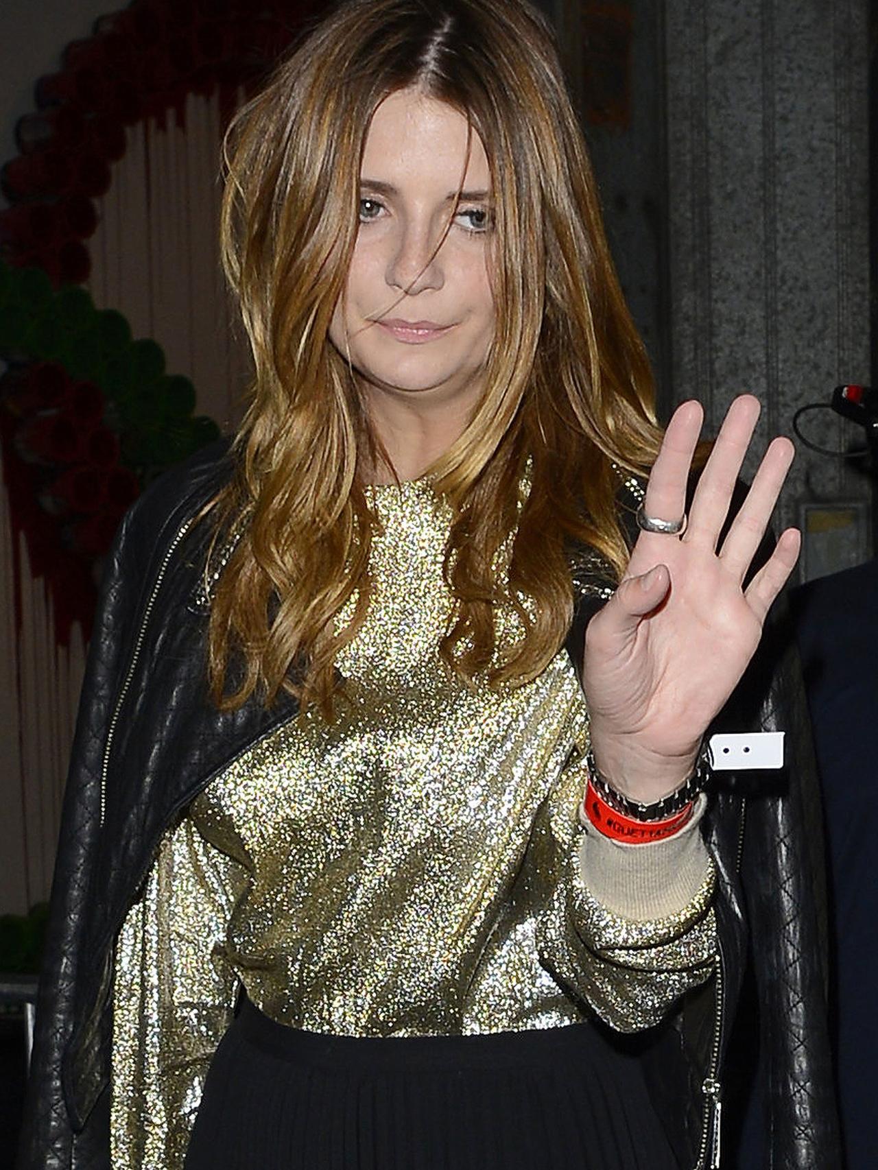 La actriz evitando ser fotografiada por los paparazzi.