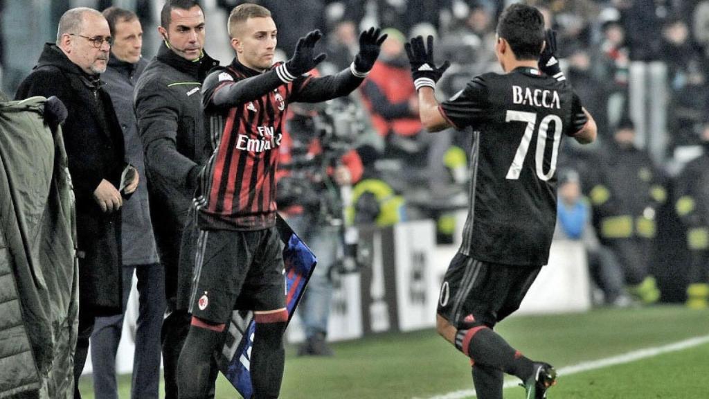 Deulofeu saltando al césped con el Milan. Foto: Twitter (@gerardeulofeu)