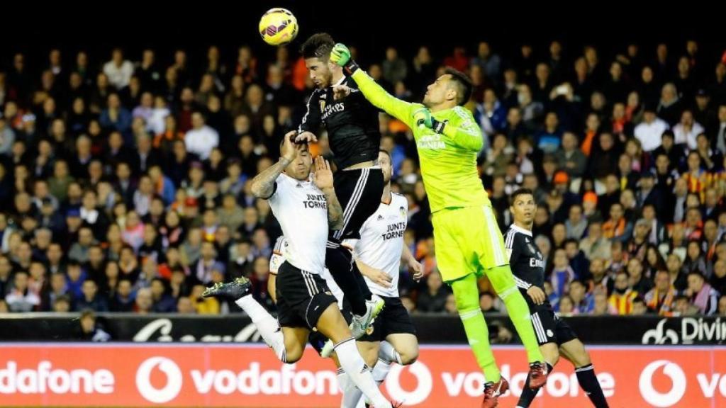 Sergio Ramos disputa un balón por alto en Mestalla.