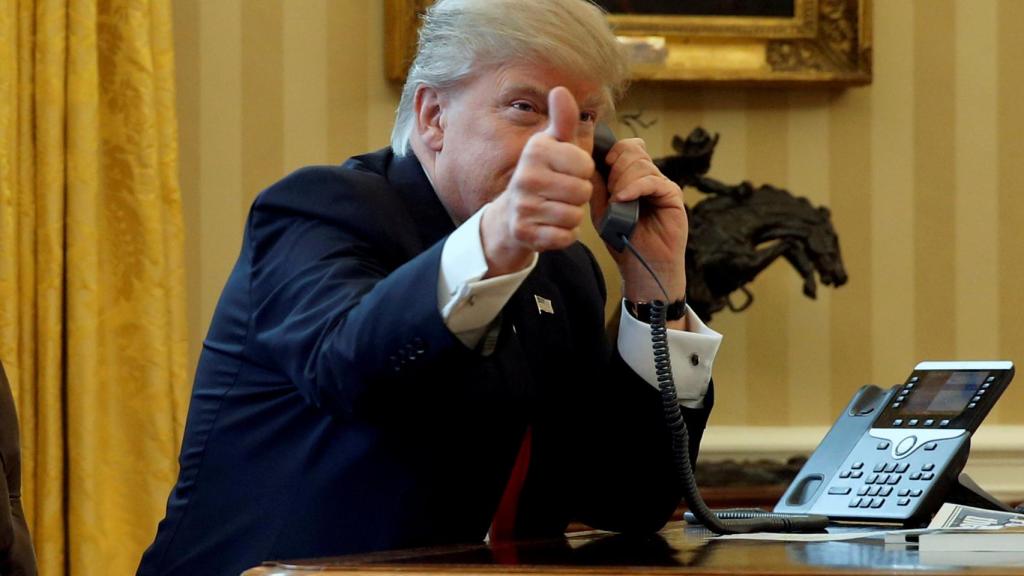 Trump, en su despacho, hablando por teléfono.