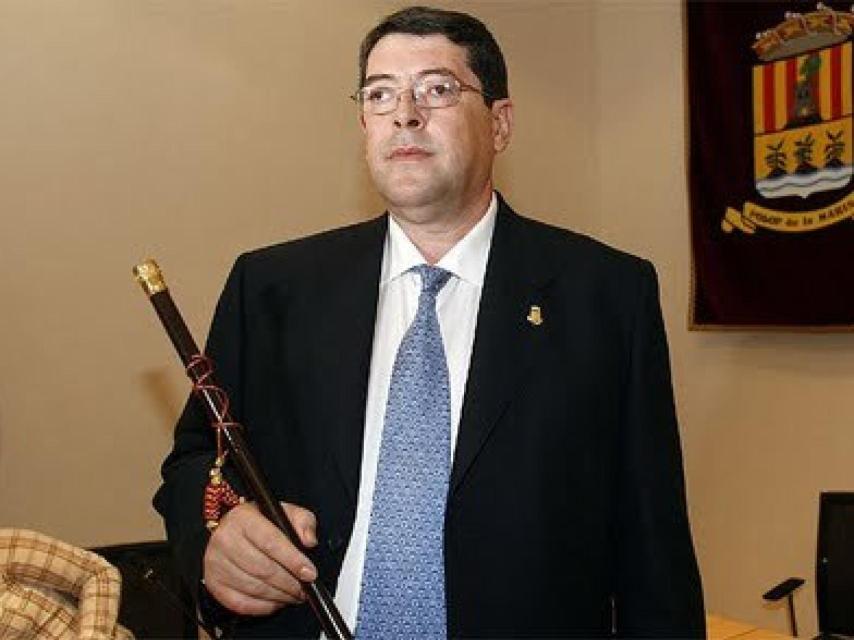 Juan Cano, durante su toma de posesión como alcalde de Polop tras la muerte de su antecesor.