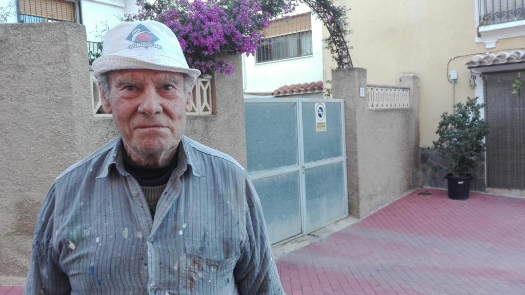 Emilio, delante del garaje donde fue tiroteado el alcalde de Polop.