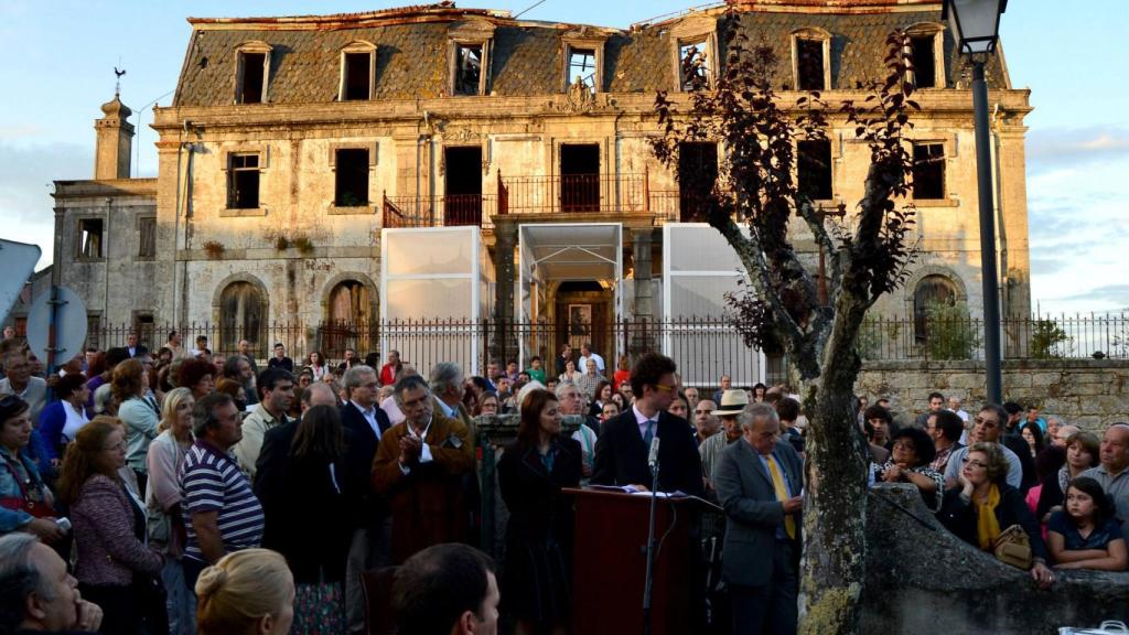 Eric Moed durante la inauguración de su instalación en la Casa do Passal, casa familiar de Sousa Mendes, en 2013.