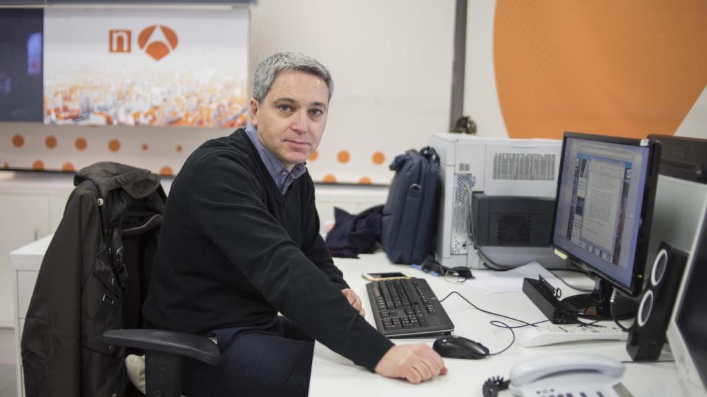 En 1998 Vallés comenzó a dirigir La mirada crítica, un matinal informativo en Telecinco.