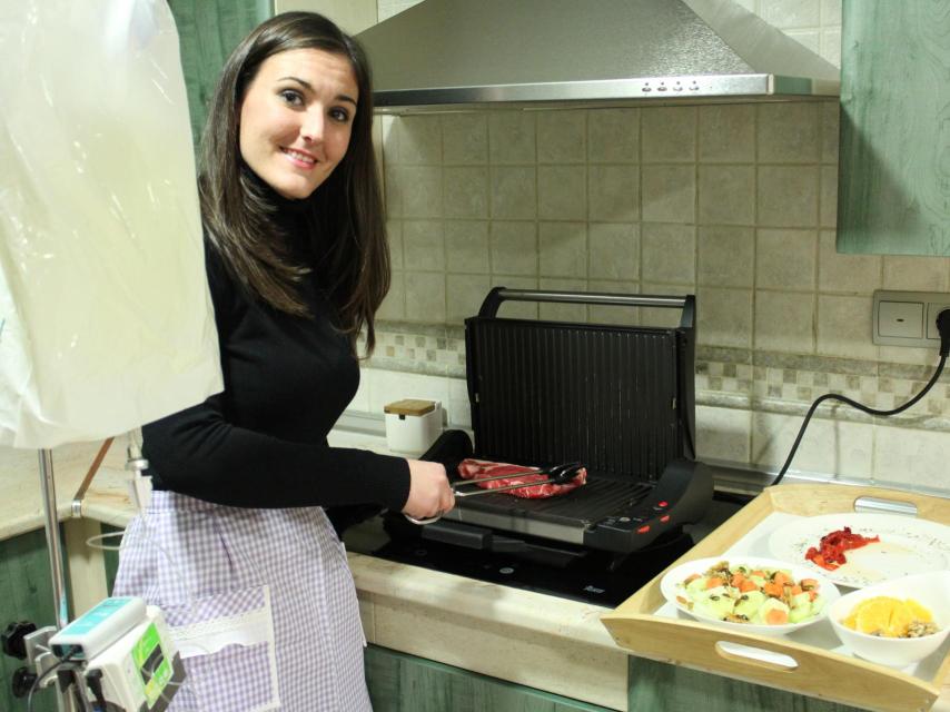 Le encanta cocinar, aunque al principio tenía problemas al no poder catar la comida.