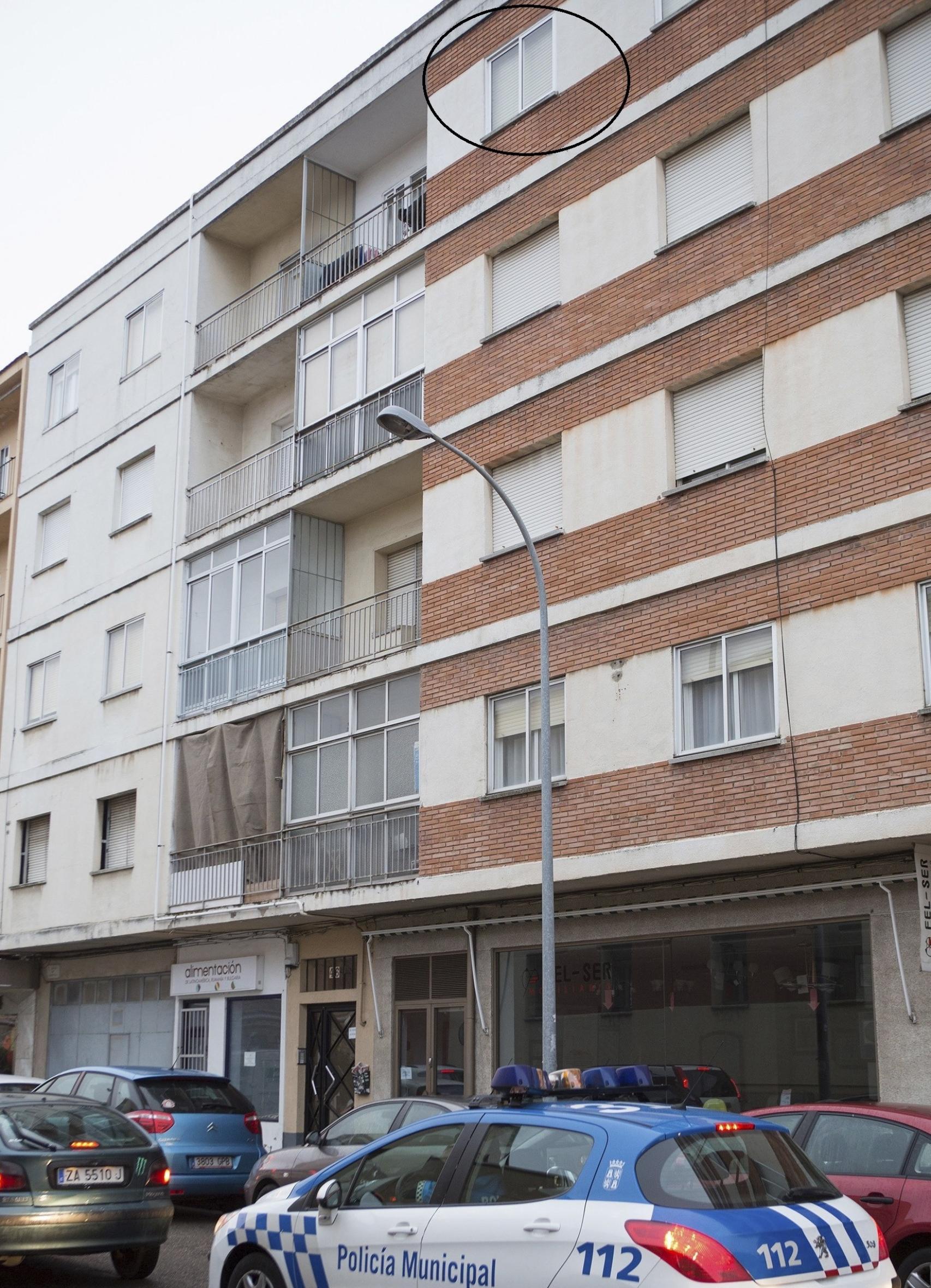 Vista del edificio y la ventana desde la que cayó la niña de seis años.