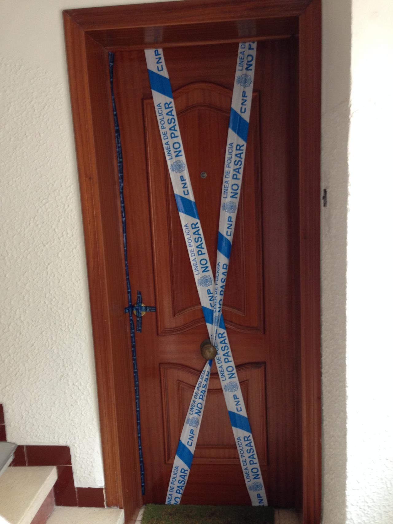 La puerta de la vivienda de la familia marroquí, precintada por la Policía Nacional.