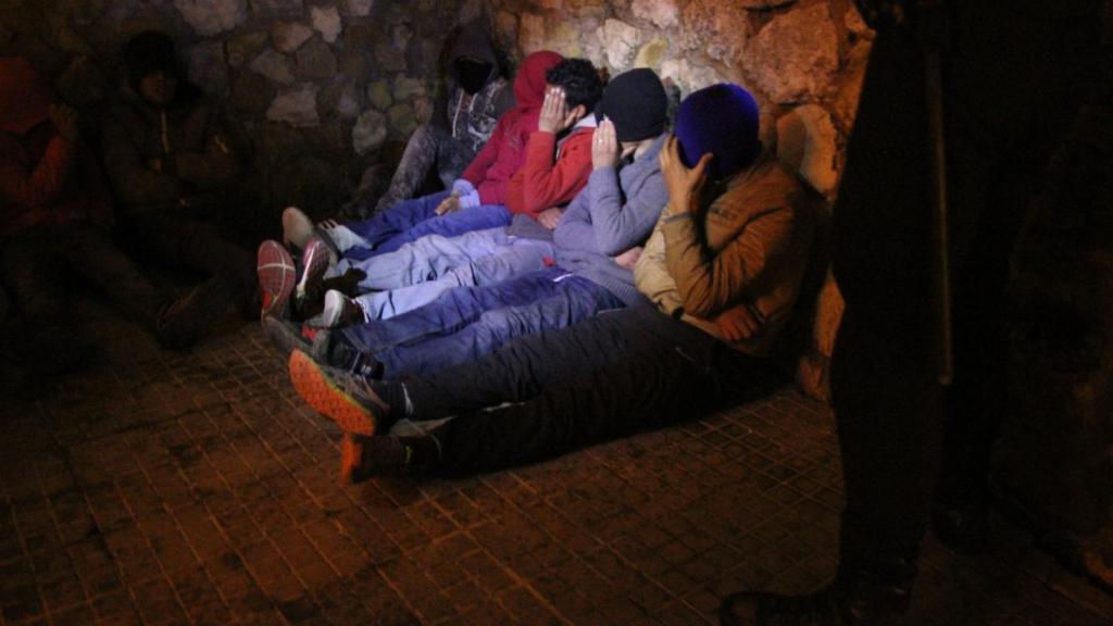 Menores siendo reconocidos por la policía.