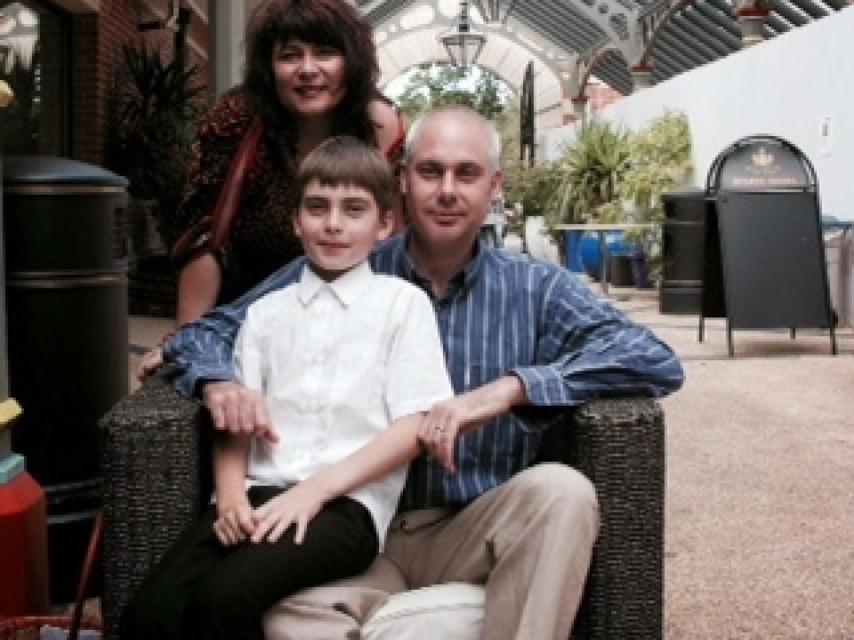 La francesa Berengere Etche junto a su marido y su hijo.