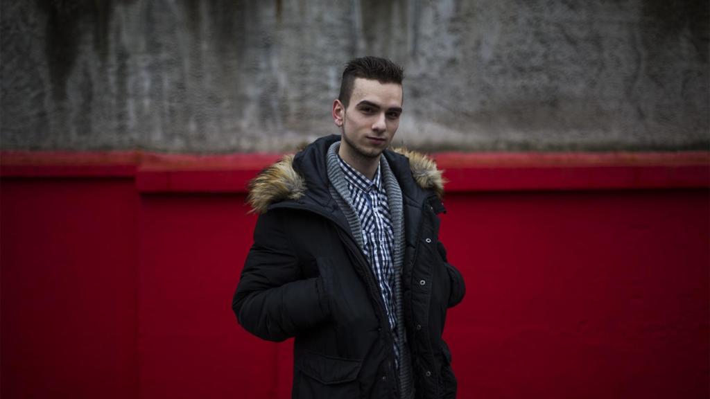 Adrián es alumno de la autoescuela Balmaseda. Empezó a hacer prácticas en noviembre y no se examinará hasta el mes que viene.