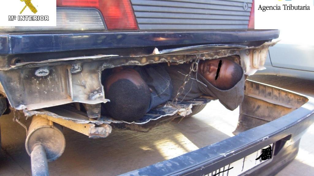 Otra imagen de inmigrantes introducidos en partes inverosímiles.