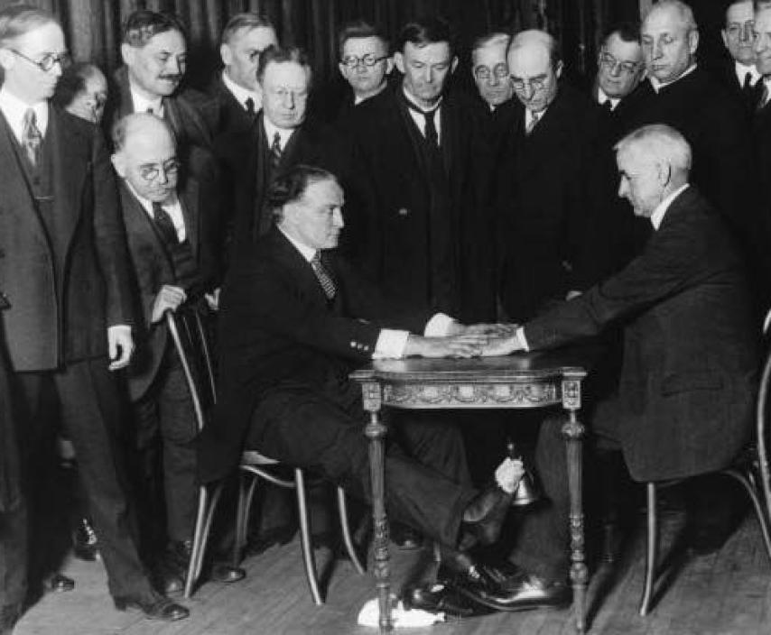 Houdini hace una demostración pública de los trucos empleados por los médiums.