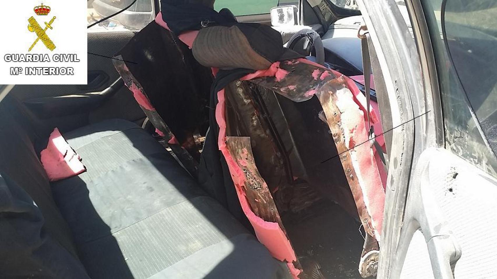 Imágenes cedidas por la Guardia Civil sobre el método del 'doble fondo'